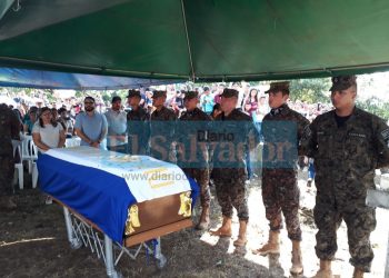 Amigos, compañeros y familia despiden a soldado tacubense que murió en Comasagua