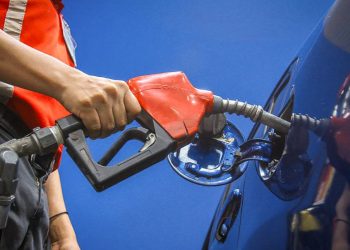 El Gobierno de El Salvador garantiza precios fijos de los combustibles para lo que resta del año