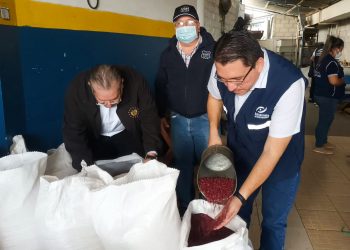 Defensoría del Consumidor realiza inspección de precios de granos básicos en Santa Ana