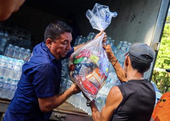 Gobierno de El Salvador entrega insumos a familias afectadas por tormenta Julia en San Miguel