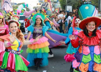 Fotos: Arrancan fiestas patronales de San Miguel con el tradicional desfile del correo