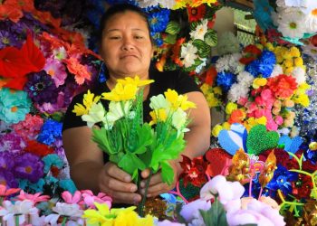 FOTOS | Vendedores de flores ya se encuentran preparados para el Día de los Fieles Difuntos