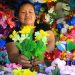 FOTOS | Vendedores de flores ya se encuentran preparados para el Día de los Fieles Difuntos