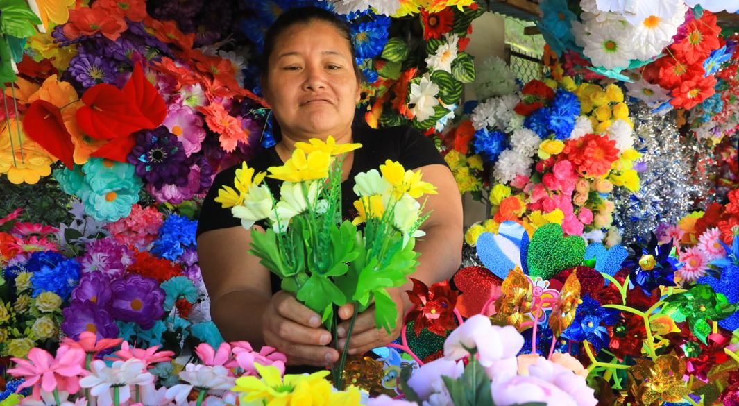 FOTOS | Vendedores de flores ya se encuentran preparados para el Día de los  Fieles Difuntos - Diario El Salvador