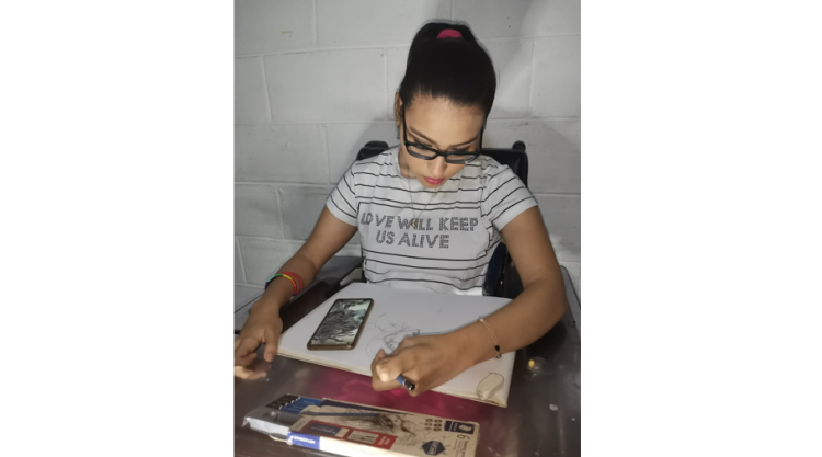 Valeria Morán es una joven con grandes metas, una estudiante autodidacta de los idiomas y apasionada por las artes. Foto: Diana Arias.
