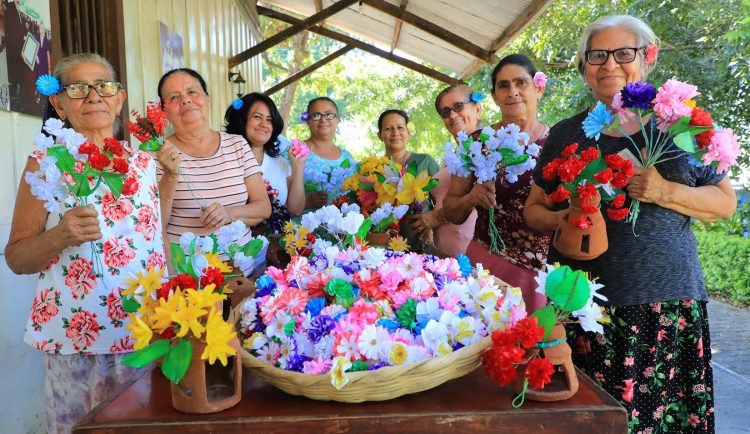 Talleres del Ferrocarril. Algunas de las artesanas bordan. pero en esta época todas hacen flores. Foto: Sofia Mazariego.