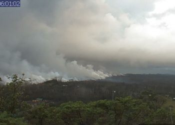 El volcán más grande del mundo entra en erupción en Hawái