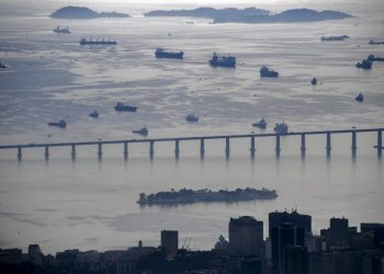 Barco a la deriva choca con importante puente de Rio de Janeiro