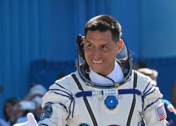 Esta es la primera «selfie» del astronauta salvadoreño Frank Rubio durante su caminata espacial