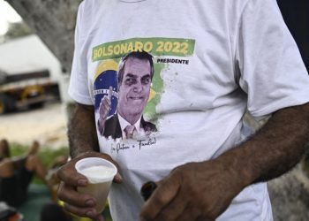 Convencidos de fraude electoral, bolsonaristas acampan ante cuarteles en Brasil