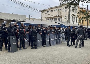 Ecuador declara estado de excepción tras la muerte de 5 policías a manos de narcos