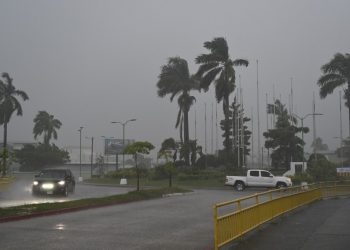 Huracán Lisa toca tierra en Belice y amenaza a una Centroamérica en alerta