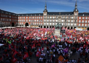 Miles de personas marchan por Madrid para reclamar aumento del salario