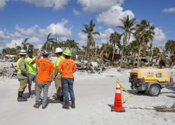 Migrantes latinoamericanos reconstruyen la zona devastada por Ian en Florida