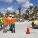 Migrantes latinoamericanos reconstruyen la zona devastada por Ian en Florida