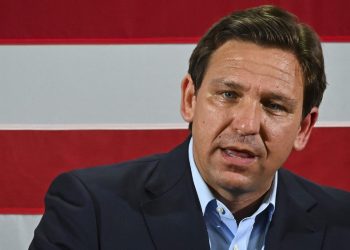 Republicano Ron DeSantis reelegido gobernador de Florida
