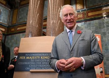Detienen a un hombre en Inglaterra por lanzar huevos hacia el rey Carlos III