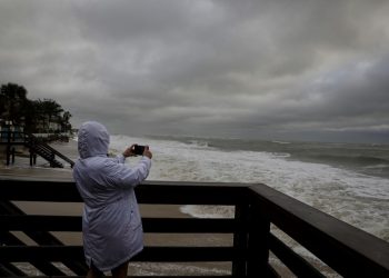 Nicole se debilita en tormenta tropical tras tocar tierra en Florida
