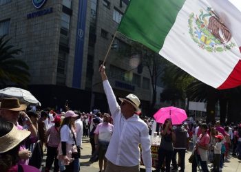 Decenas de miles protestan en México contra reforma electoral