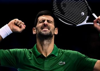 Djokovic debuta en el Masters de Turín con victoria ante Tsitsipas