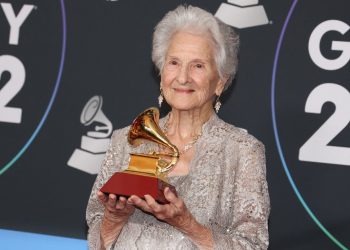 «Nunca es tarde»: cantante de 95 años se lleva el Grammy Latino a artista revelación
