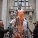 Militantes ecologistas rocían con pintura una escultura de Charles Ray en París