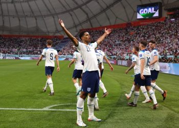 La nueva generación inglesa presenta candidatura al título con goleada 6-2 a Irán