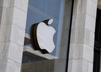 Un muerto al chocar un vehículo contra una tienda de Apple en las afueras de Boston