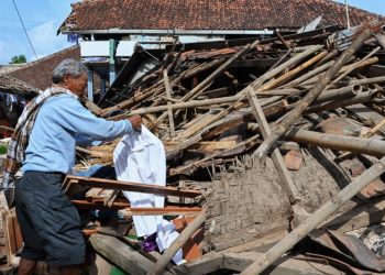 Lluvia y réplicas obstaculizan búsqueda de sobrevivientes del terremoto en Indonesia