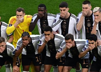 El once alemán se cubre la boca en protesta a las amenazas de sanciones de la FIFA