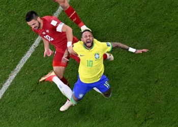 Neymar estará bajo observación por esguince en el tobillo derecho