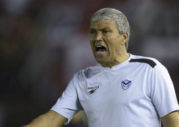 Néstor Clausen: «No tener a Maradona físicamente libera a Messi, se necesita idolatrar a otro ser viviente»