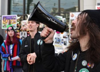 Empleados de Starbucks planean huelga en más de 100 tiendas de EE. UU.