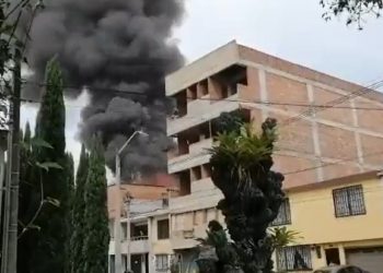 Una avioneta cae sobre sector residencial de Medellín, Colombia, y deja ocho muertos