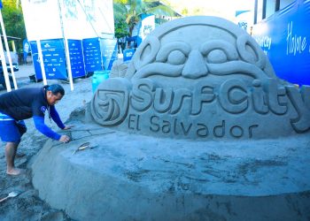 Ingenio y creatividad en la arena de playa Las Flores