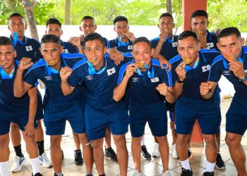 Llegó la playera de oro a El Salvador