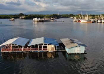 Restaurante flotante, un descanso en medio de la bahía en Usulután