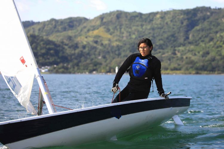 La seleccionada nacional de vela, Darling Flores, es resultado del plan de búsqueda de nuevos talentos realizado por la  Fesavela en algunos cantones aledaños al Lago de Ilopango. Foto/INDES