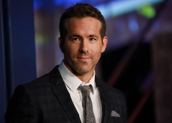 Hollywood honra a Ryan Reynolds, superhéroe convertido en dueño de modesto club de fútbol