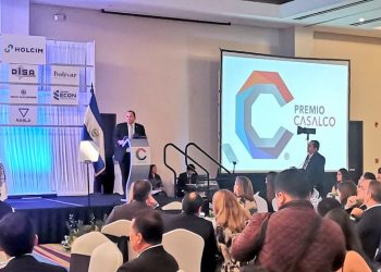 Fábrica de aluminio y vidrio recibe el Premio Casalco 2022
