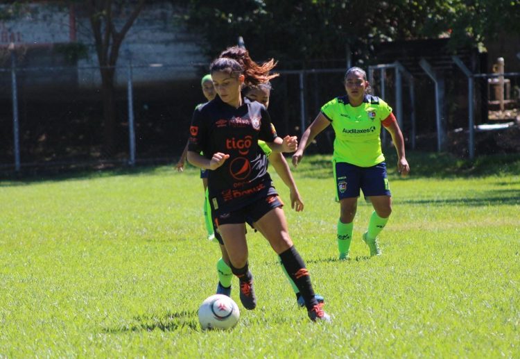 A las emplumadas les sirve el empate para clasificar a la final. Foto: @FemeninoAguila