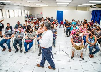 Preparan las condiciones del comercio navideño que se instalará en los alrededores de la plaza Salvador del Mundo