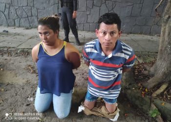 Persecución policial termina con incautación de droga y captura de dos mareros en San Salvador