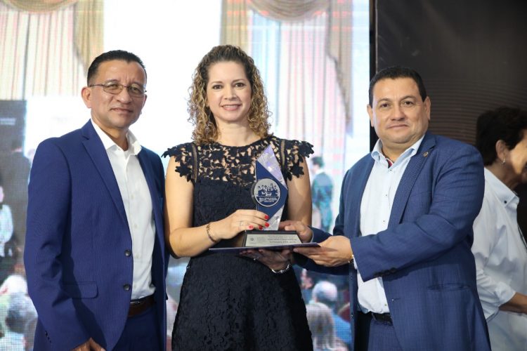 La distribuidora de bebidas, Industria La Constancia, se adjudicó uno de los premios de la noche.  Foto / Diario El Salvador.