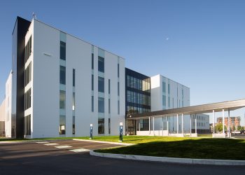 Cuatro heridos en tiroteo cerca de un colegio en Canadá