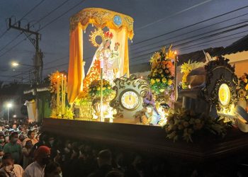 Devoción en la procesión de la Reina de la Paz
