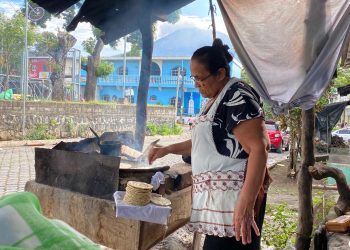 Habitantes expectantes por actividad del volcán Chaparrastique