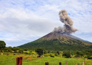 Volcán Chaparrastique registra 14 explosiones diarias y Gobierno mantiene plan de monitoreo constante