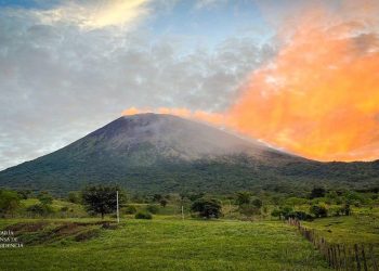 Autoridades afirman que proceso de desgasificación en volcán Chaparrastique disminuye probabilidades de una erupción más grande