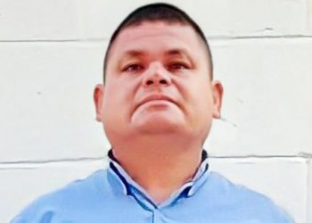 Motociclista que expuso a peatones al conducir en acera es detenido en San Salvador